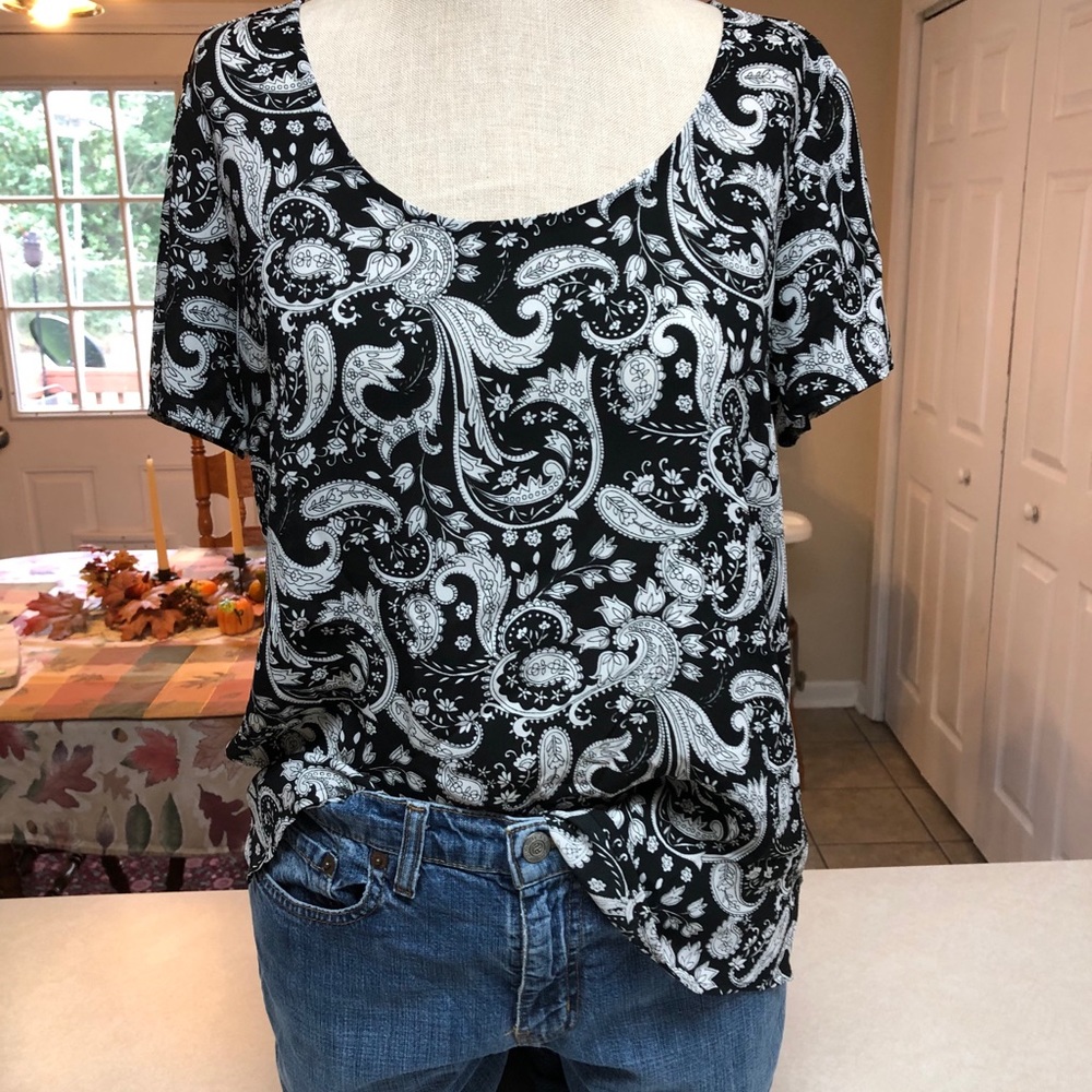 Express simple top with key hole button in back.